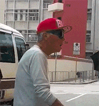 搞笑GIF趣图：终于知道，为什么床不能对着门口了