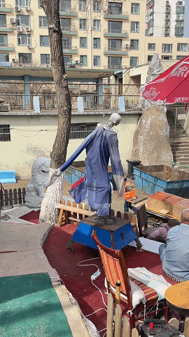 搞笑GIF趣图：终于知道，为什么床不能对着门口了