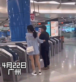 搞笑GIF趣图：终于知道，为什么床不能对着门口了