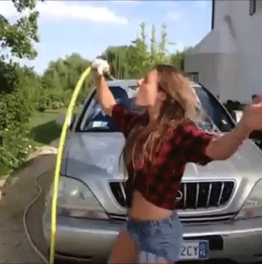 搞笑GIF：这消毒剂量也太大了吧！