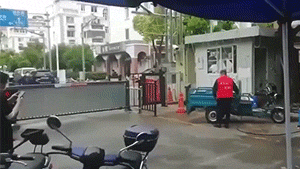 搞笑GIF：这消毒剂量也太大了吧！
