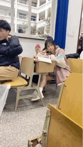 搞笑GIF：这消毒剂量也太大了吧！