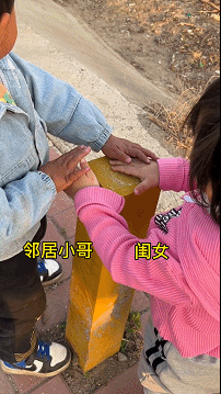 近日GIF精华:硬核大爷耕田,旁边的牛都惊呆了