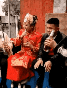 GIF：挖掘机：等下我看你怎么下去！