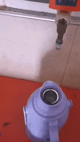 GIF：挖掘机：等下我看你怎么下去！