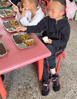 GIF：挖掘机：等下我看你怎么下去！