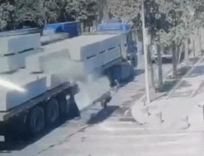 GIF：挖掘机：等下我看你怎么下去！