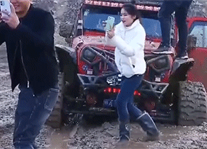 GIF：挖掘机：等下我看你怎么下去！