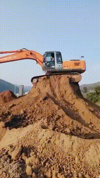 GIF：挖掘机：等下我看你怎么下去！