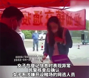搞笑动态图：小哥，啥意思啊！