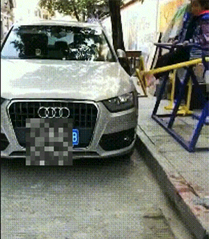 搞笑动态图：小哥，啥意思啊！