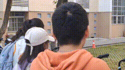 搞笑动态图：小哥，啥意思啊！