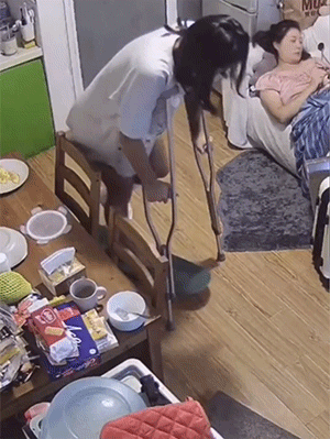 搞笑动图图片：祝伴郎伴娘早生贵子，百年好合