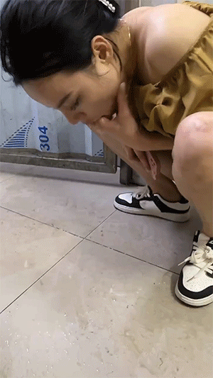 GIF大全，女生酒后行为艺术大赏！