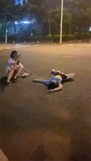 GIF大全，女生酒后行为艺术大赏！