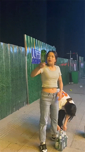 GIF大全，女生酒后行为艺术大赏！