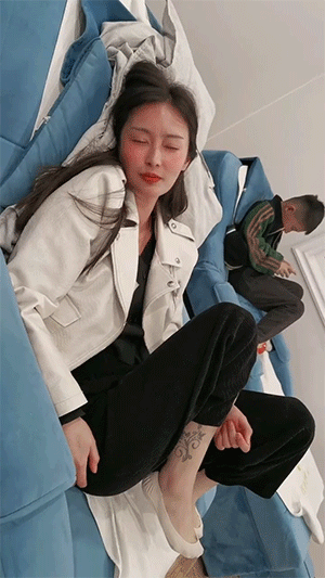 GIF大全，女生酒后行为艺术大赏！