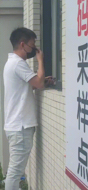 搞笑动图图片：让你做核酸，不是扔标枪