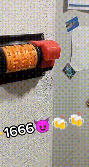 搞笑动图图片：让你做核酸，不是扔标枪