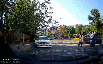 爆笑动态图:妈,你不知道我刚有多害怕