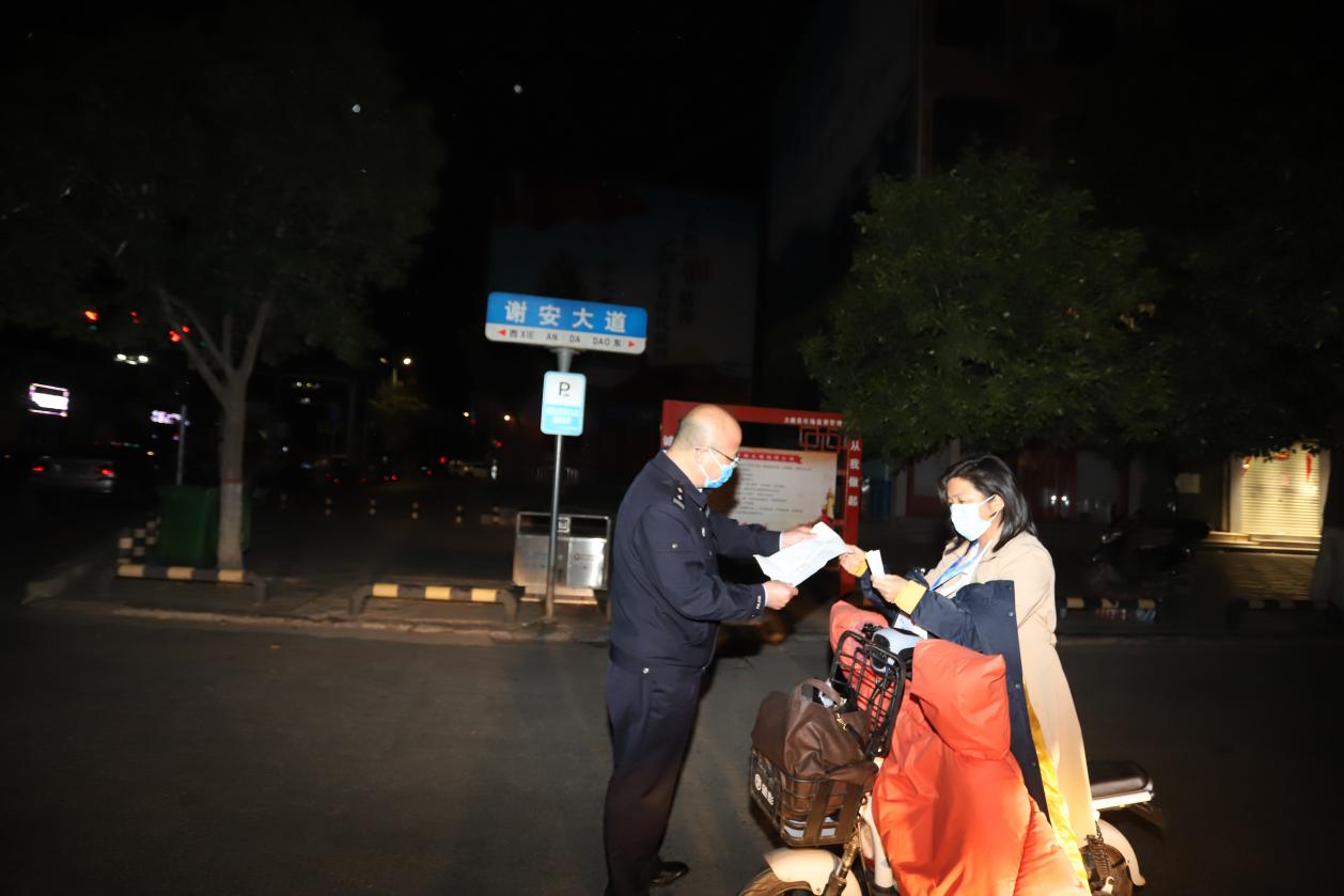 太康街头 又见军大衣