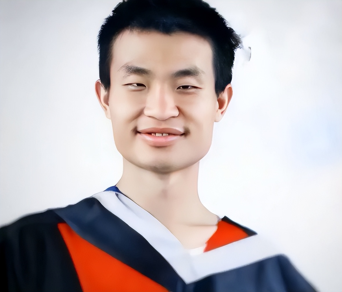 韦神高中上课照片流出,坐在讲台下闭目养神,老师都不敢轻易打扰_深圳