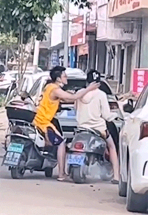 搞笑动图GIF：运动员此刻内心一万匹....