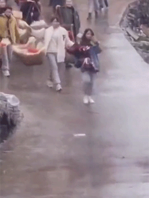 搞笑动图GIF：运动员此刻内心一万匹....