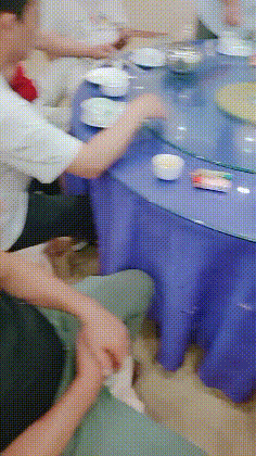 搞笑动图GIF：运动员此刻内心一万匹....