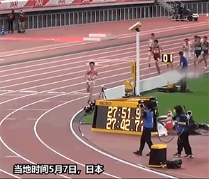 搞笑动图GIF：运动员此刻内心一万匹....