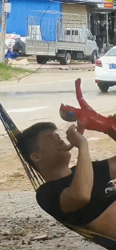 好笑的动图图片：到底说了什么，好想知道！