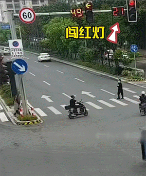好笑的动图图片：到底说了什么，好想知道！