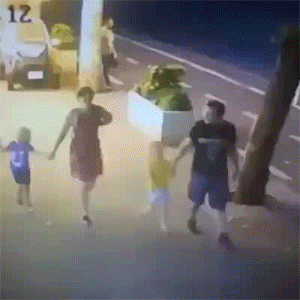 好笑的动图图片：到底说了什么，好想知道！