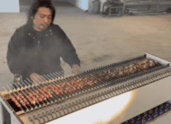 好笑的动图图片：到底说了什么，好想知道！