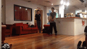 爆笑GIF：自己开车把自己给撞了？