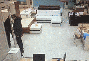 爆笑GIF：自己开车把自己给撞了？