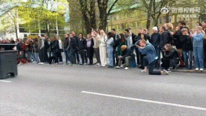 爆笑GIF：自己开车把自己给撞了？
