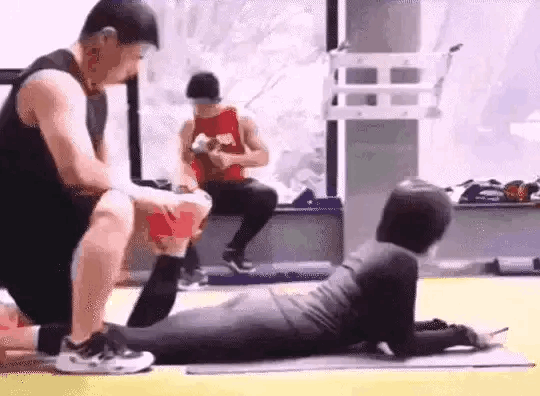 爆笑GIF：自己开车把自己给撞了？