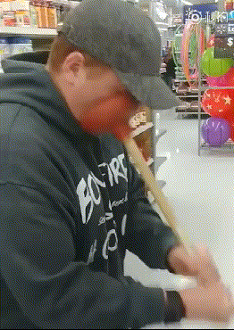 爆笑GIF：自己开车把自己给撞了？