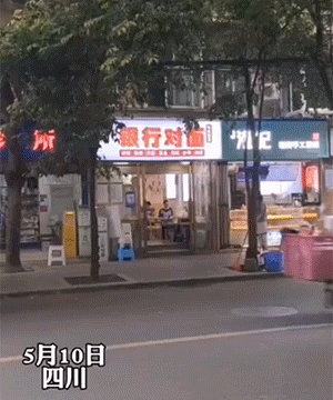 爆笑GIF：自己开车把自己给撞了？