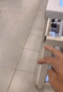 爆笑GIF：自己开车把自己给撞了？