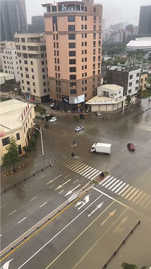 爆笑GIF：自己开车把自己给撞了？