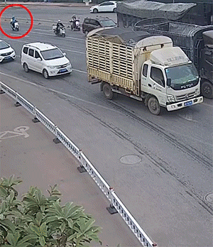 爆笑GIF：自己开车把自己给撞了？