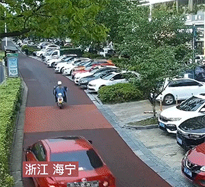 爆笑GIF：自己开车把自己给撞了？