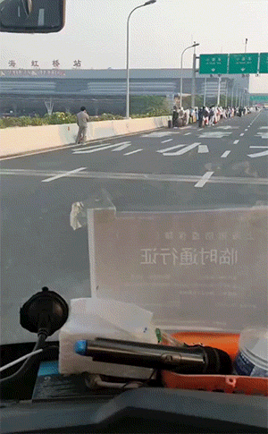 爆笑GIF：这以后分家了也方便，你一块我一块