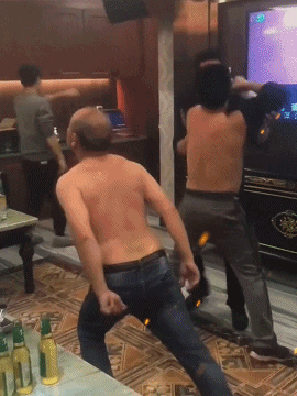 爆笑GIF：这以后分家了也方便，你一块我一块