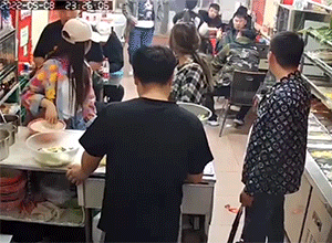 搞笑动图图片：现在做核酸门槛这么高吗？