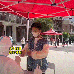 搞笑动图图片：现在做核酸门槛这么高吗？