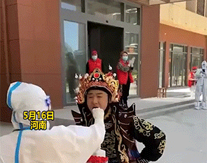 搞笑动图图片：现在做核酸门槛这么高吗？