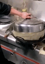搞笑GIF图片：这孩子太关心妈妈了
